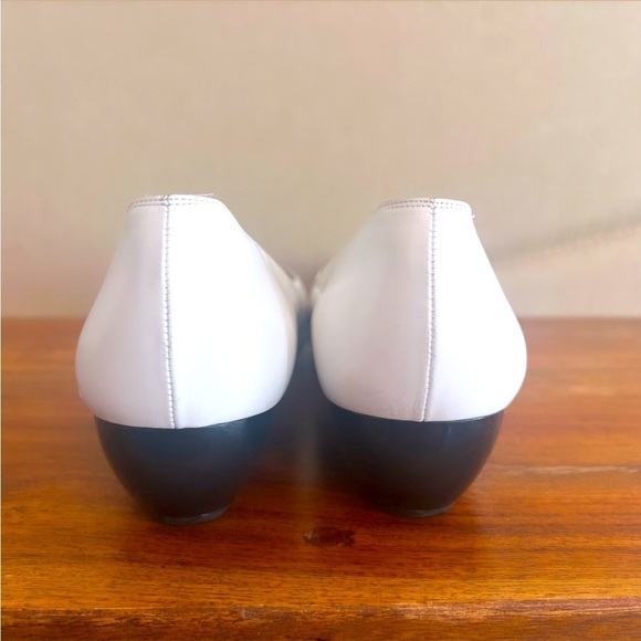 VINTAGE SALVATORE FERRAGAMO Black & White Leather Small Wedge Heel Flats Sz 9 - Picture 11 of 13